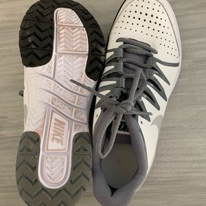 Women’s Nike tennis shoe size 8.5